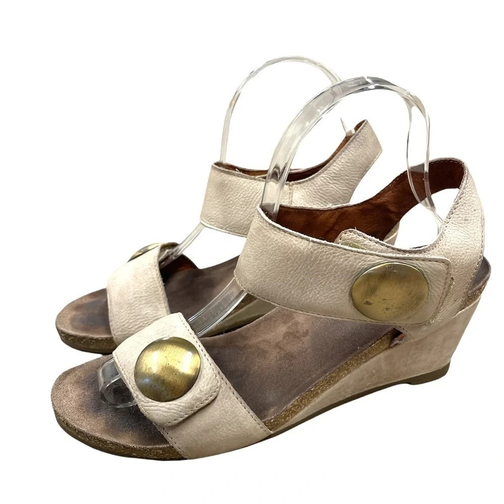 Taos Women's Carousel Wedge Sandal Color Stone Size EU 39 distressed leather